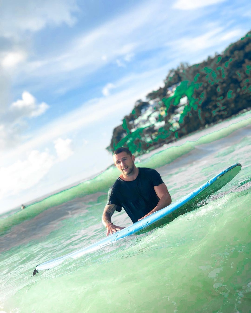 Соколовский занимается сёрфингом на райском острове ​Фото: «Инстаграм» 