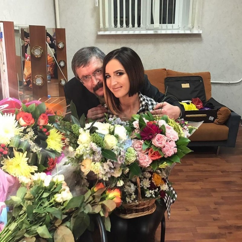 Отец Бузовой во всём поддерживает звёздную дочь ​Фото: «Инстаграм» 