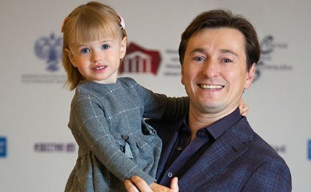 Сергей Безруков только недавно показал лицо двухлетней дочери Маши ​Фото: «Инстаграм»  