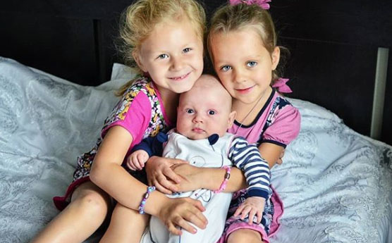 Дочери Маши и её мужа Варя и Лиза обожают маленького брата Фото: «Инстаграм»  
