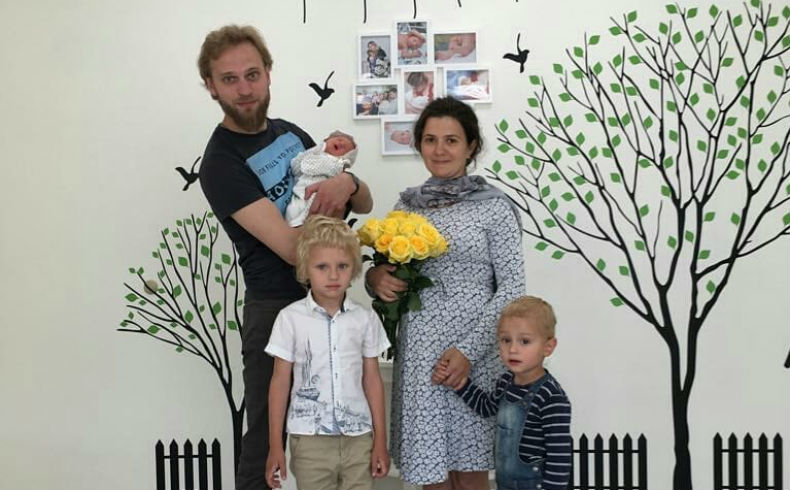 Вальтер Соломенцев с женой Галиной и тремя сыновьями, младший из которых родился летом 2018 года ​Фото: «Инстаграм»  