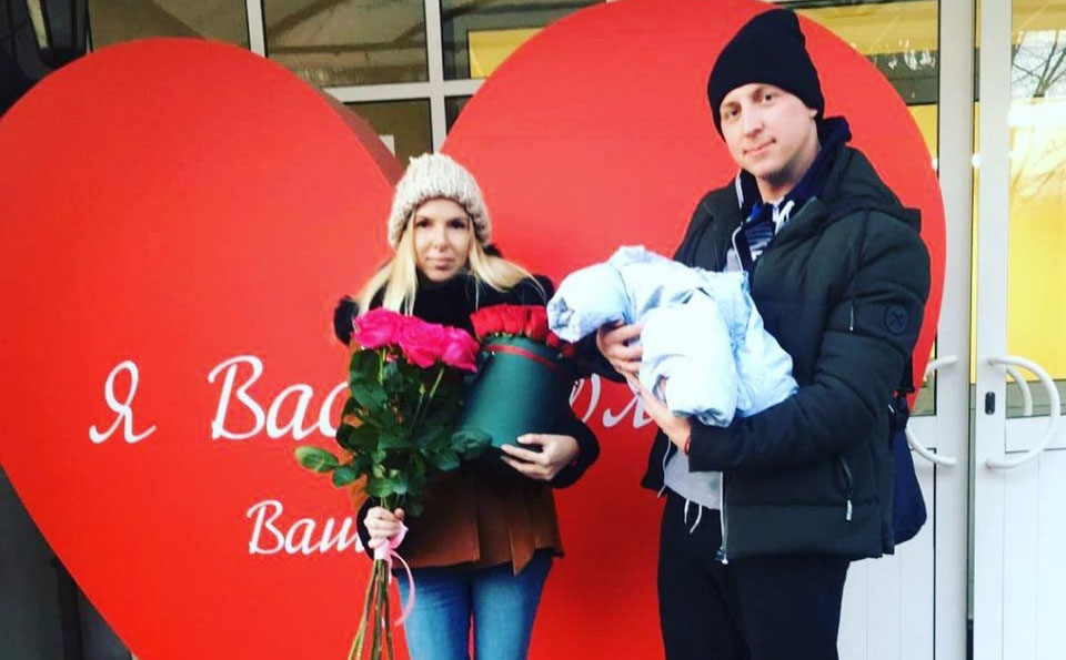 Евгений Руднев с женой Еленой и новорожденным сыном ​Фото: «Инстаграм»  