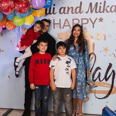 Эмин Агаларов с первой женой Лейлой, двумя сыновьями и приёмной  дочерью экс-супруги ​Фото: «Инстаграм»  