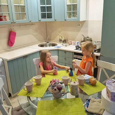 Дочери Маши Лиза и Варя осваиваются на новой кухне ​Фото: «Инстаграм»  