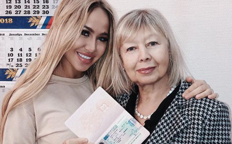 Маша показала паспорт мамы с австралийской визой ​Фото: «Инстаграм»  