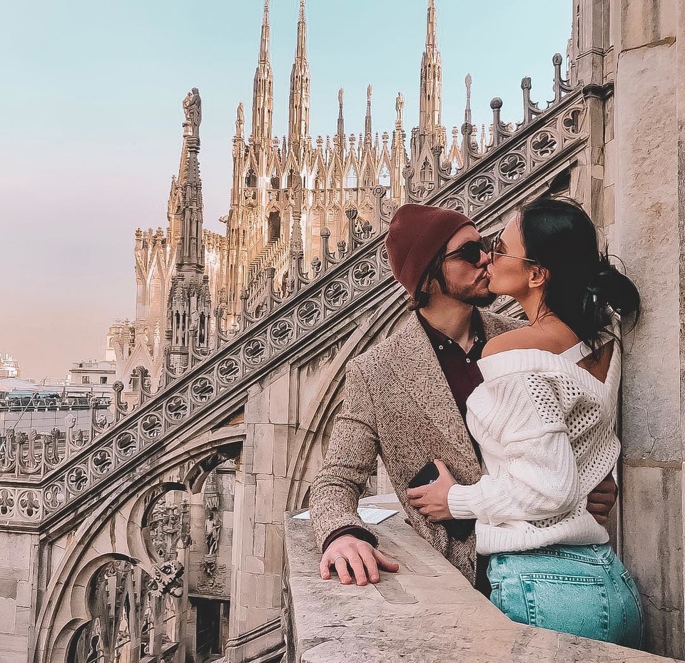 Супруги проводят время в солнечном Милане. 