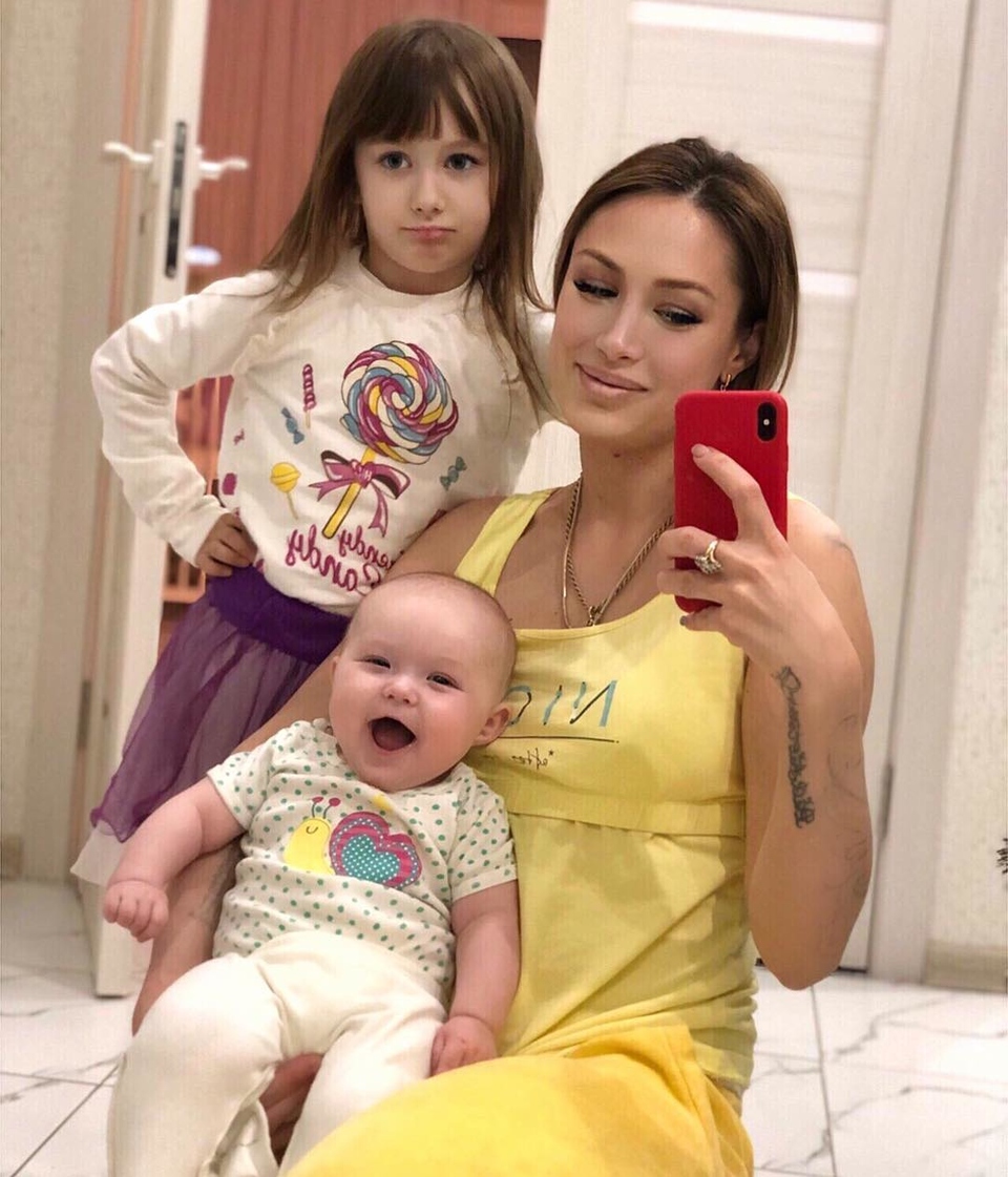 Алёна Ашмарина счастлива с дочками Патрисией и Алисой ​Фото: «Инстаграм»  