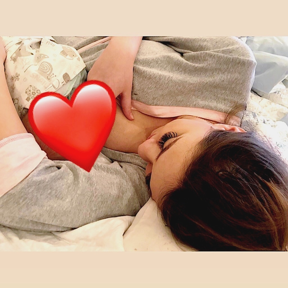 Алёна кормит малыша грудью ​Фото: «Инстаграм» 
