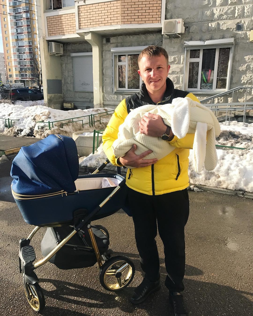 Илья Яббаров с сыном на руках просто светится от счастья ​Фото: «Инстаграм»  