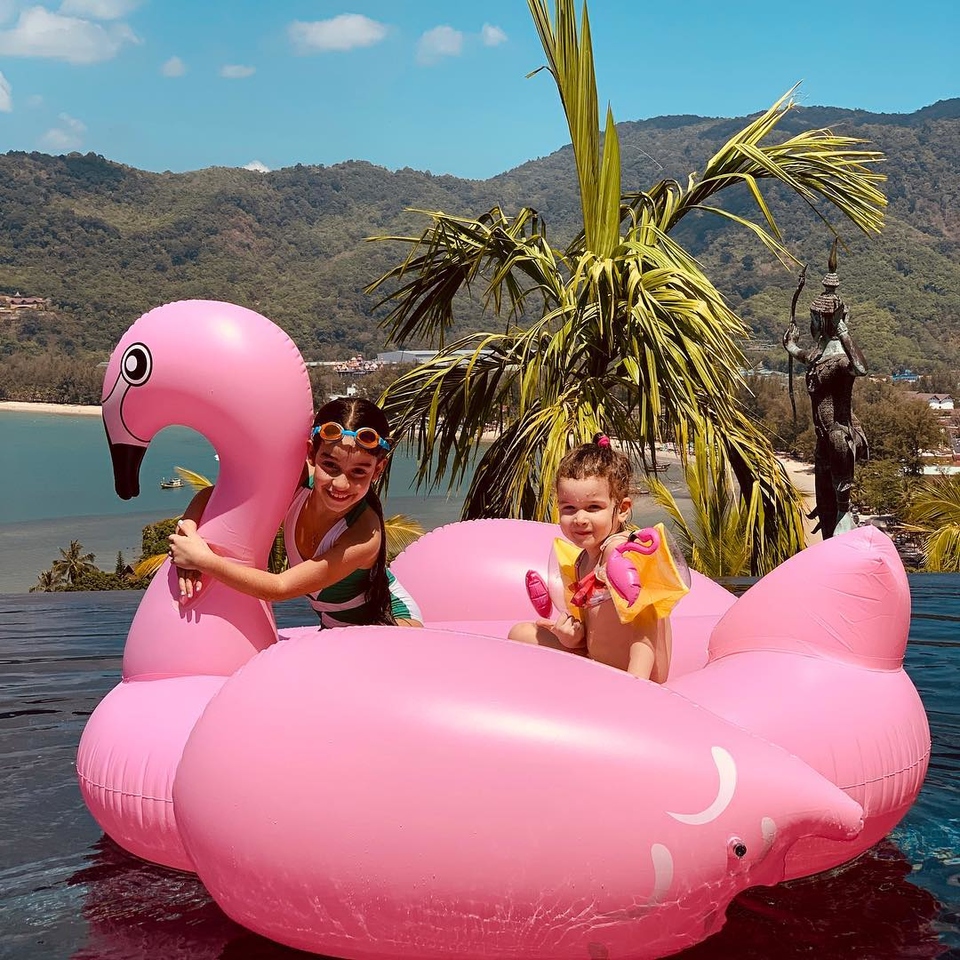 Дети счастливы плескаться в воде и отдыхать вместе с родителями Фото: «Инстаграм» 