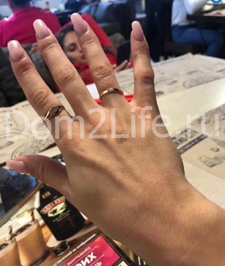 Жарикова восхищена кольцом с бриллиантом, которое получила на помолвку Фото: Личный архив 