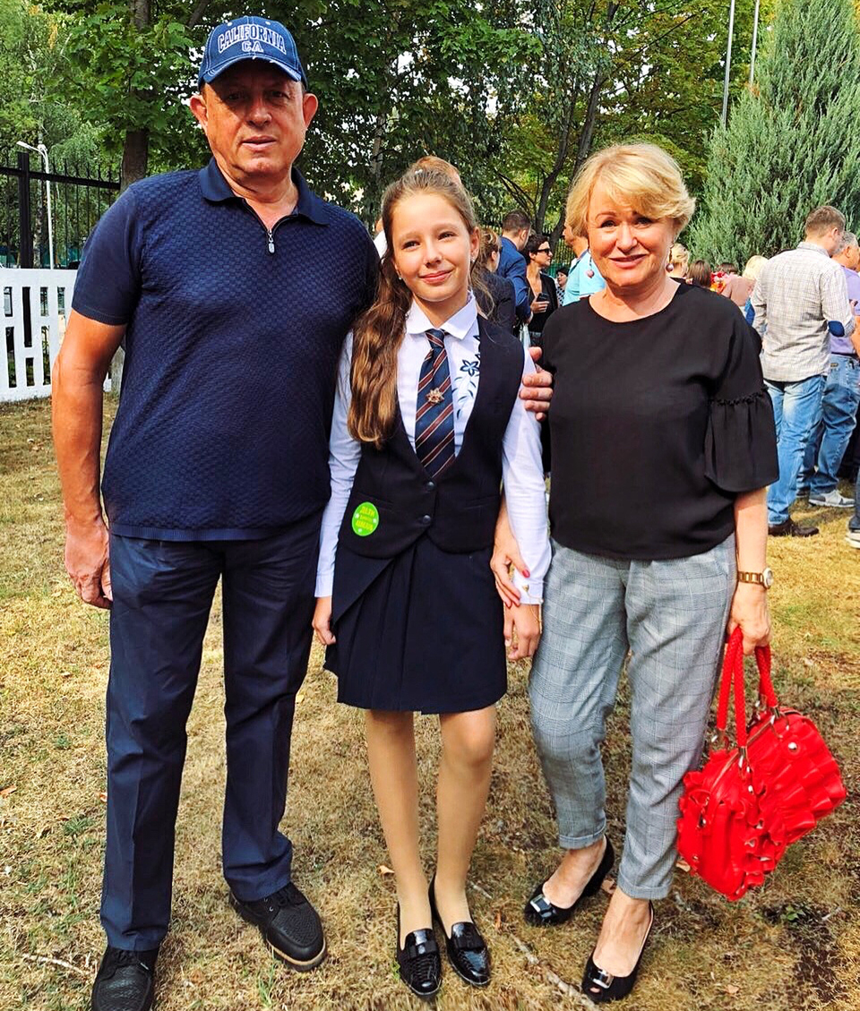 Родители певицы Виктор и Таисия Началовы с внучкой Верой, 1 сентября 2018 года ​Фото: «Инстаграм»  