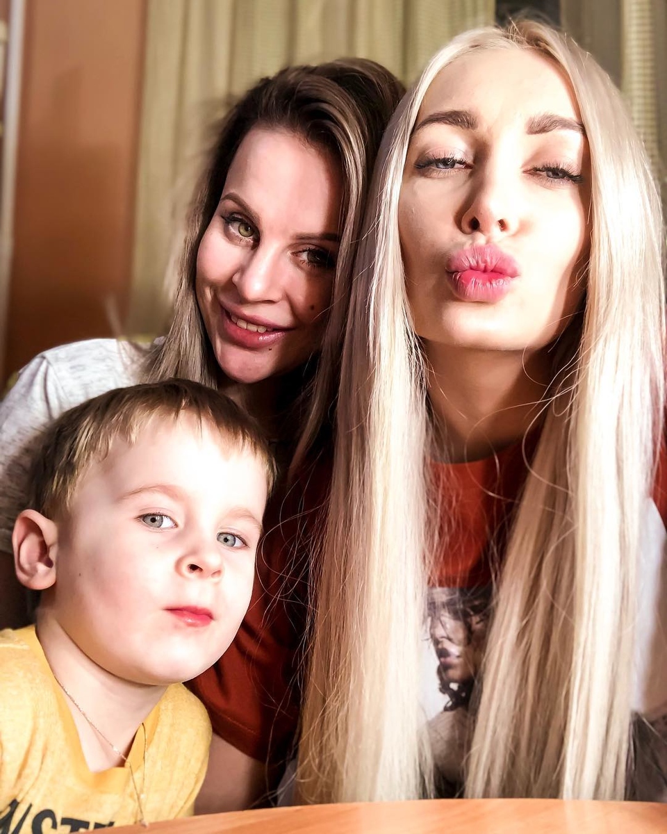 Ольга Ветер с сыном Мишей и близкой подругой Кристиной Дерябиной ​Фото: «Инстаграм»  