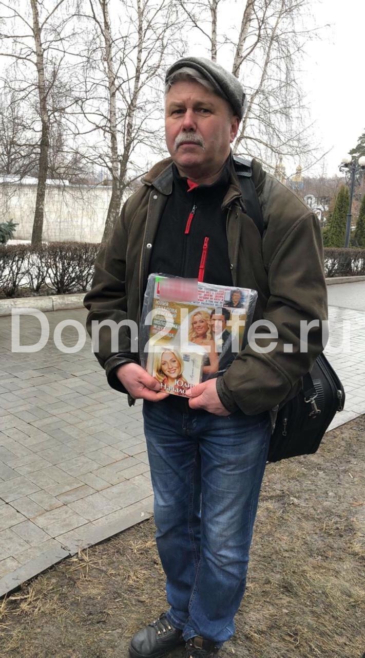 Мужчина бережно хранит диски с альбомами звезды и обложки журналов с её участием Фото: Архив Dom2Life.ru 