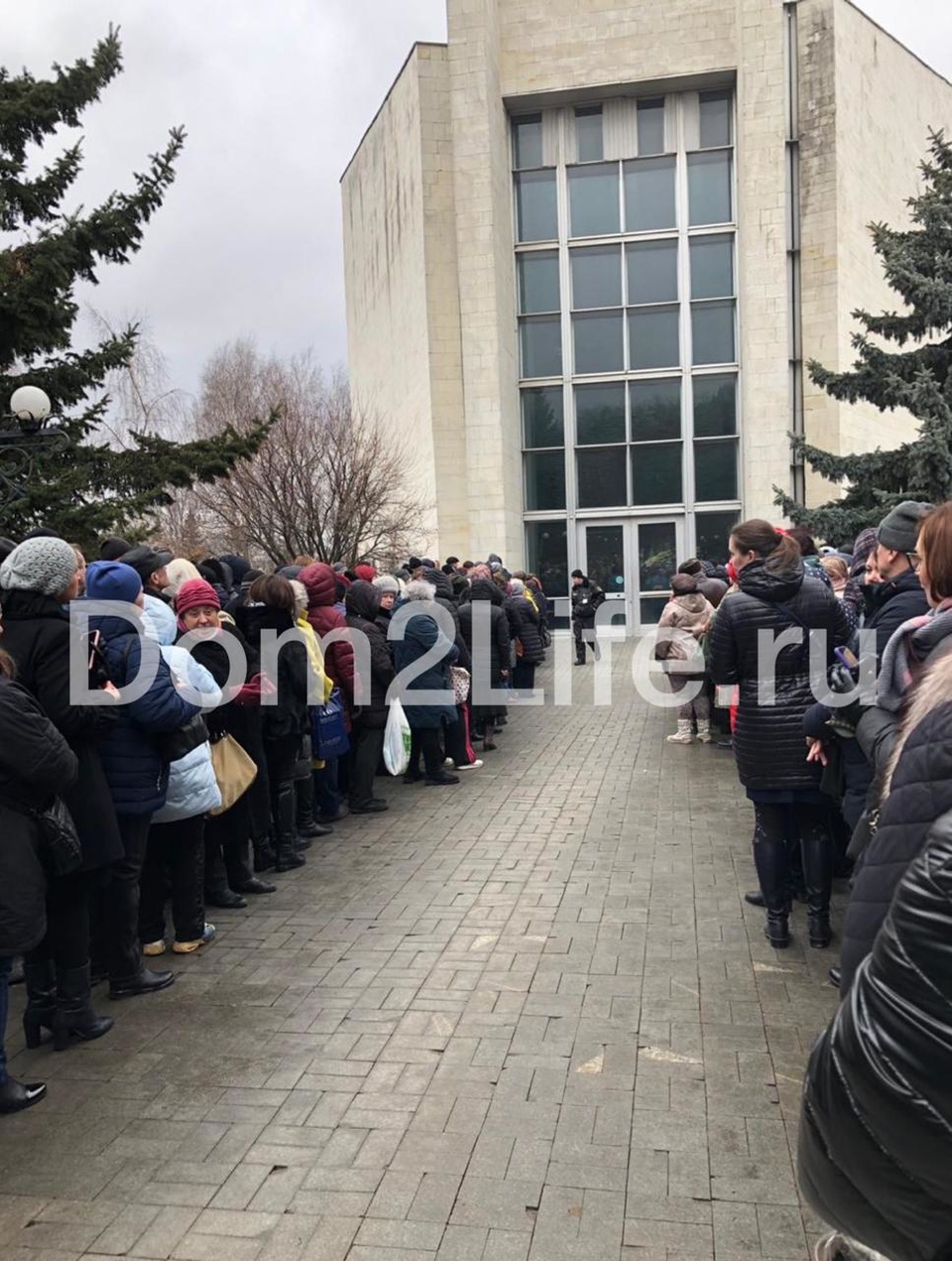 Люди вышли из траурного зала, чтобы проводить Юлию Началову в псоледний путь Фото: Архив Dom2Life.ru 