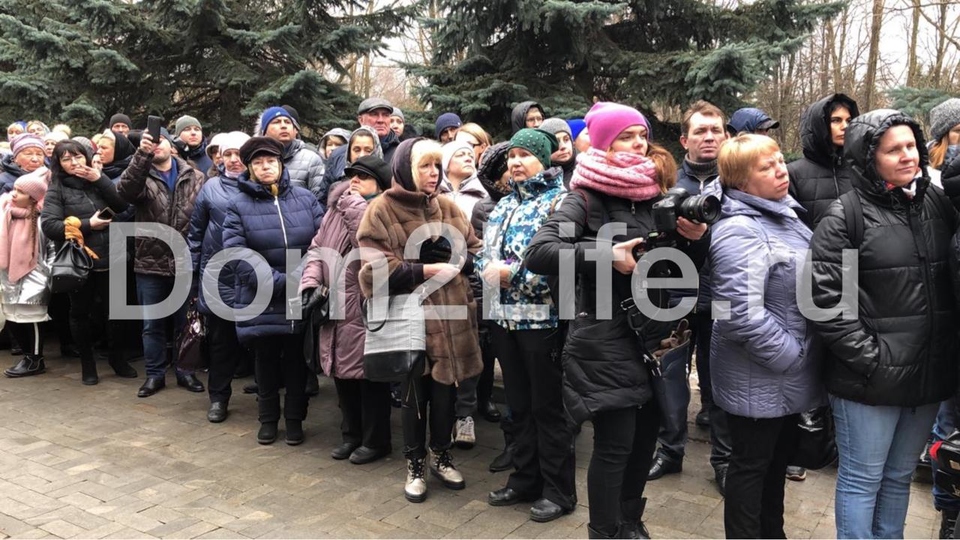 Поклонники Юлии Началовой провели на холоде больше двух часов, чтобы проститься ​Фото: Архив Dom2Life.ru 