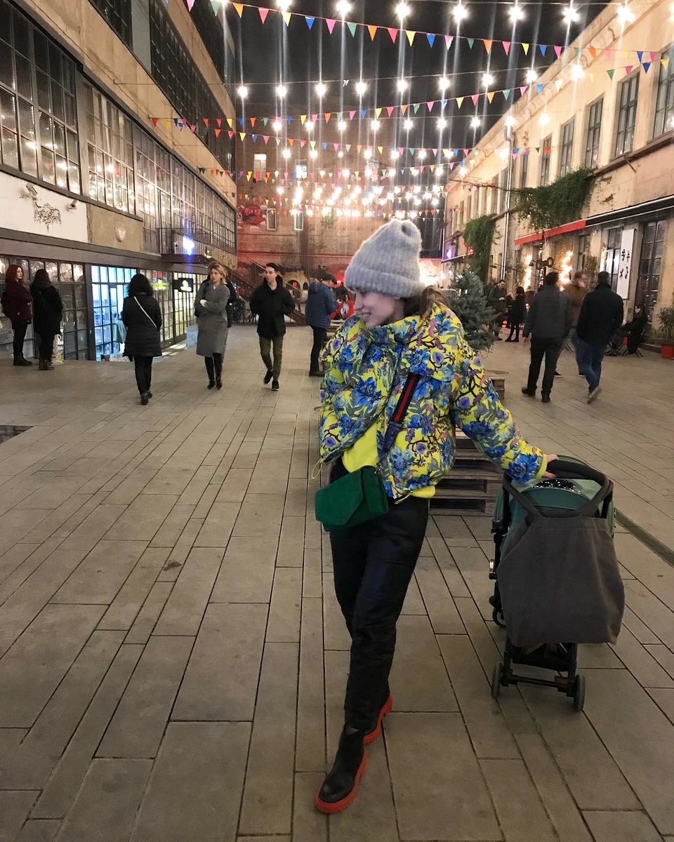 Редкий кадр: Вика Дайнеко во время прогулки по Москве с дочкой ​Фото: «Инстаграм»  