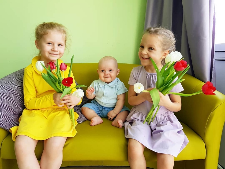 Маленький Илья с сёстрами Варей и Лизой ​Фото: «Инстаграм»  