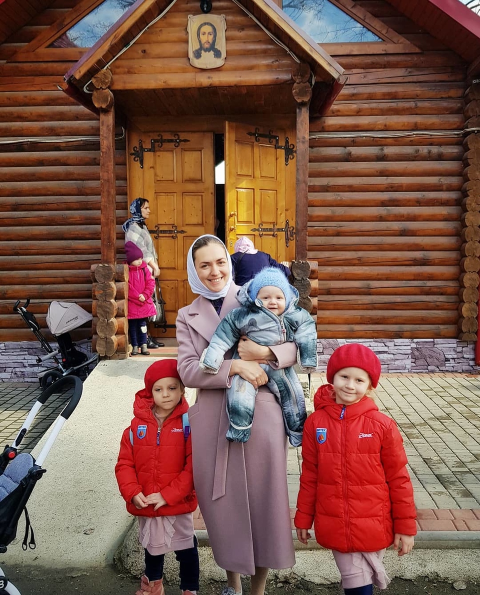 Маша Круглыхина с сыном Ильёй и дочками Варей и Лизой часто посещает храмы ​Фото: «Инстаграм» 