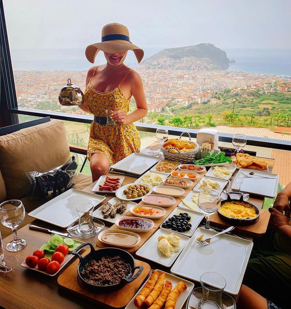 Даша показала стандартный турецкий завтрак на всю семью ​Фото: «Инстаграм»  