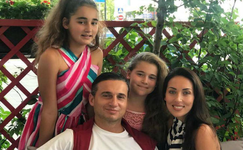 Ян Абрамов и Алсу с дочерьми Сафиной и Микеллой&nbsp; ​Фото: «Инстаграм» 