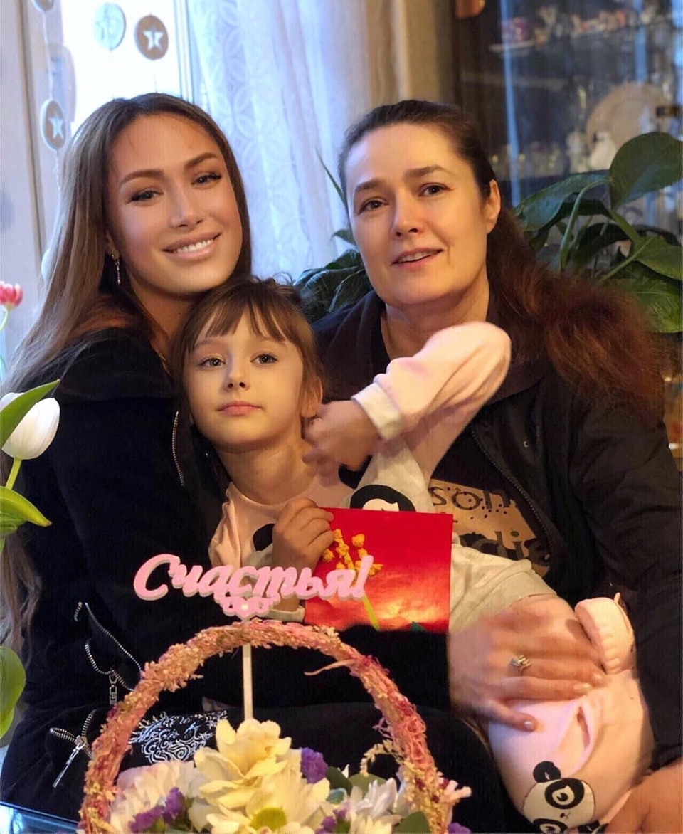 Алёна Ашмарина с мамой и старшей дочерью Патрисией ​Фото: «Инстаграм»  