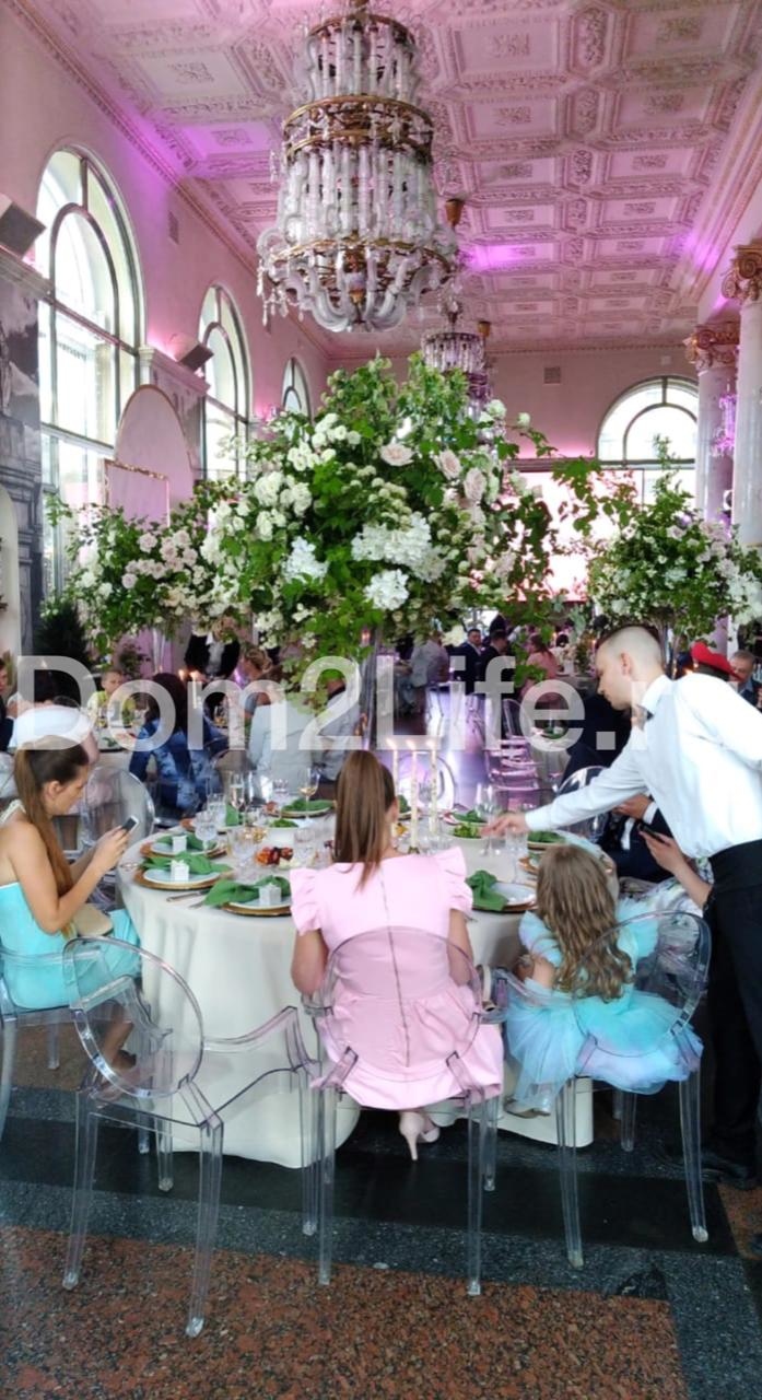 Гости прошли к накрытым столам. Начинается свадебный пир! ​Фото: Ксения Гизатулина, Dom2Life.ru 