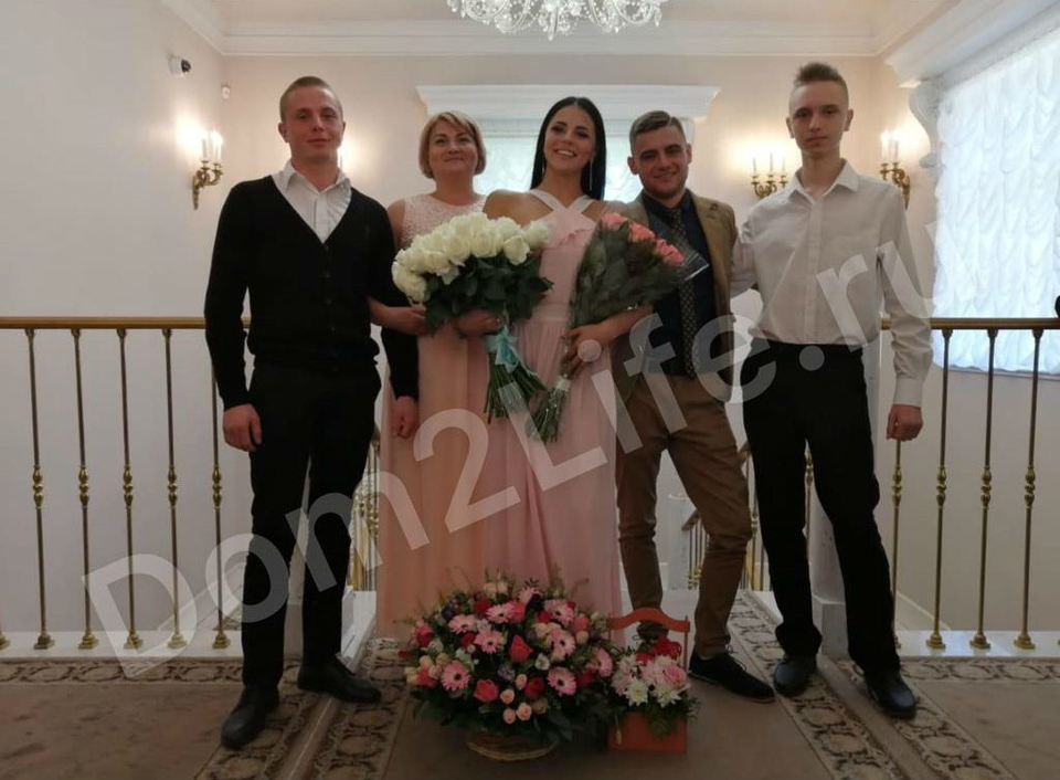 Оля Жарикова с мужем, тётей и двумя братьями&nbsp; ​Фото: Личный архив Оли Жариковой&nbsp; 