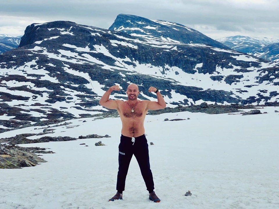 Анндрей сделал желанный снимок с голым торсом на фоне заснеженных гор Фото: «Инстаграм» 