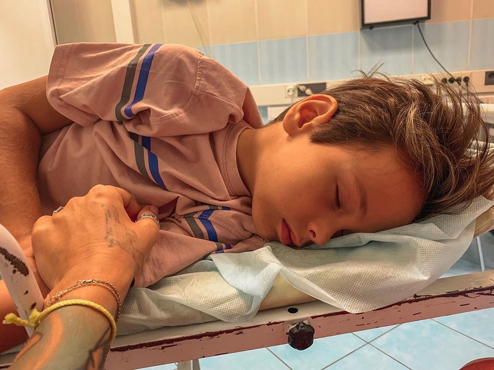 Айза была очень недовольна больницей, куда привезли её сына Сэма ​Фото: «Инстаграм»  