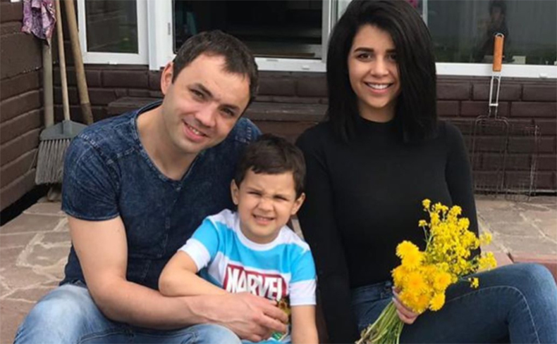 Саша Гобозов и Алиана Устиненко с сыном Робертом ​Фото: «Инстаграм»  