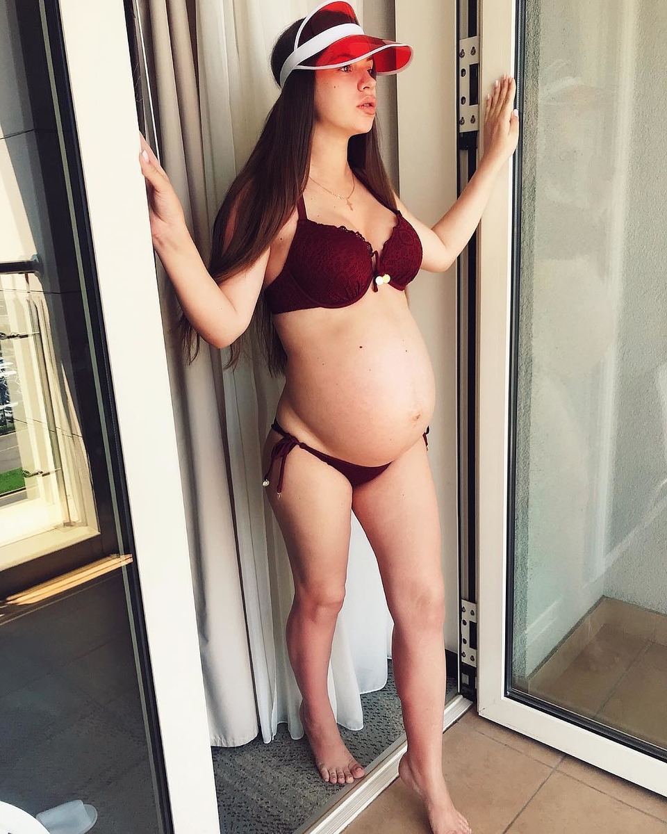 Беременная Артёмова оголила живот Фото: «Инстаграм» 