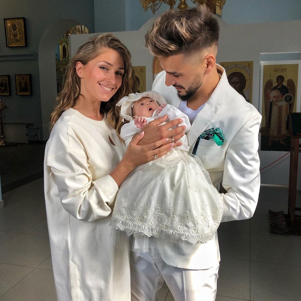 Футболист с женой крестили дочь ​Фото: «Инстаграм» 
