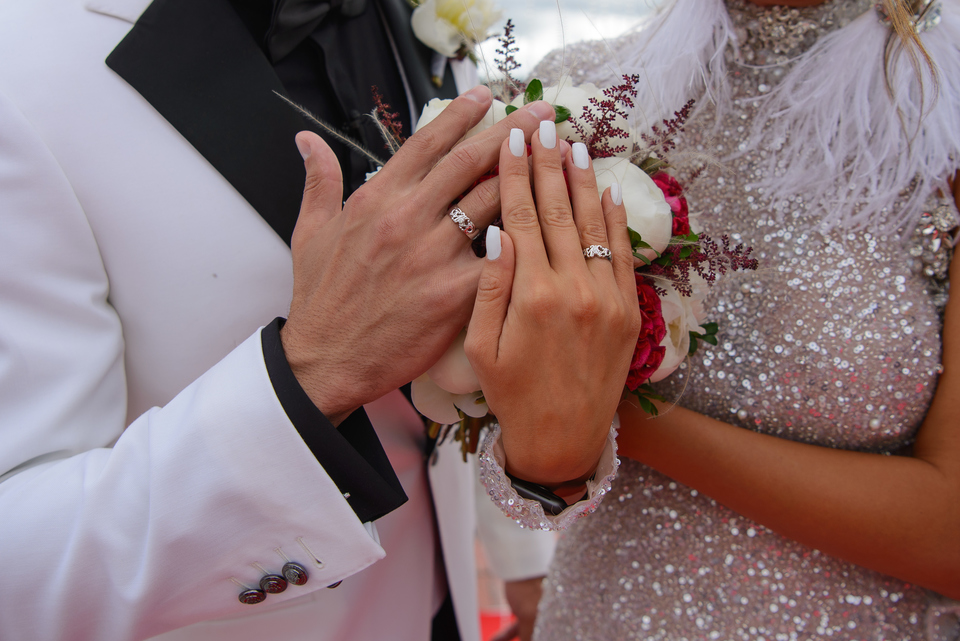 Лёша и Майя выбрали обручальные кольца с гравировкой&nbsp; Фото:&nbsp;​Dom2Life.ru  