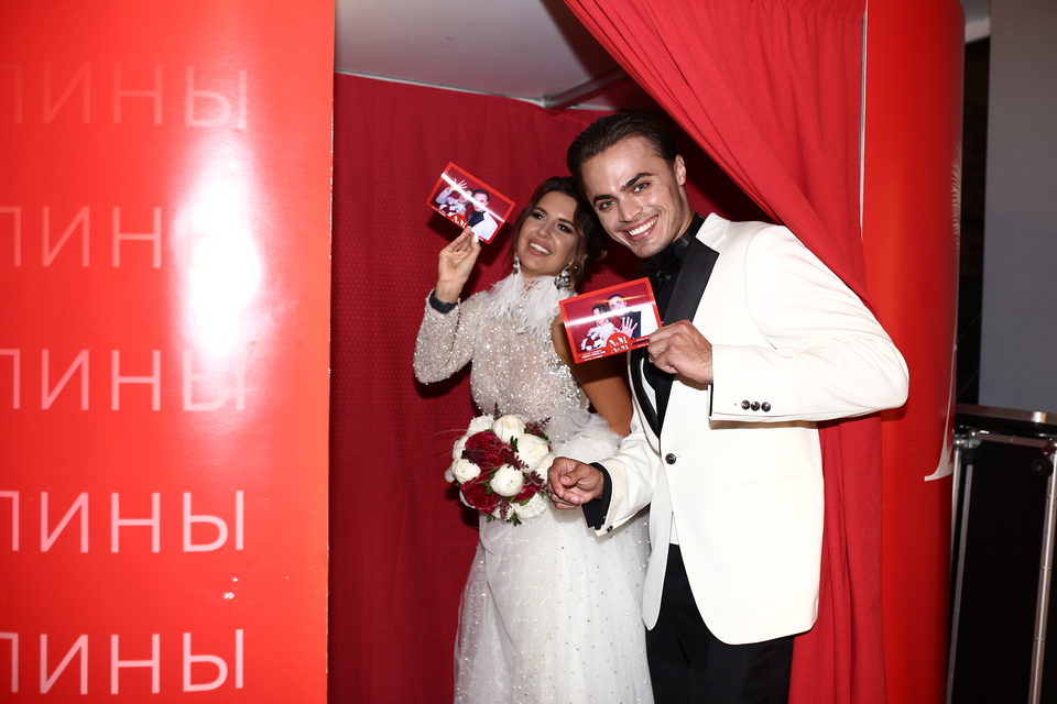 Фотобудка стала одним из главных атрибутов свадьбы&nbsp; ​Фото: Dom2Life.ru 