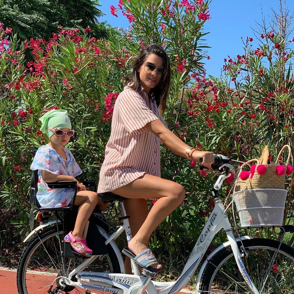 Маленькая Тея обожает велосипедные прогулки с мамой по улицам Форте-дей-Марми Фото: «Инстаграм»  