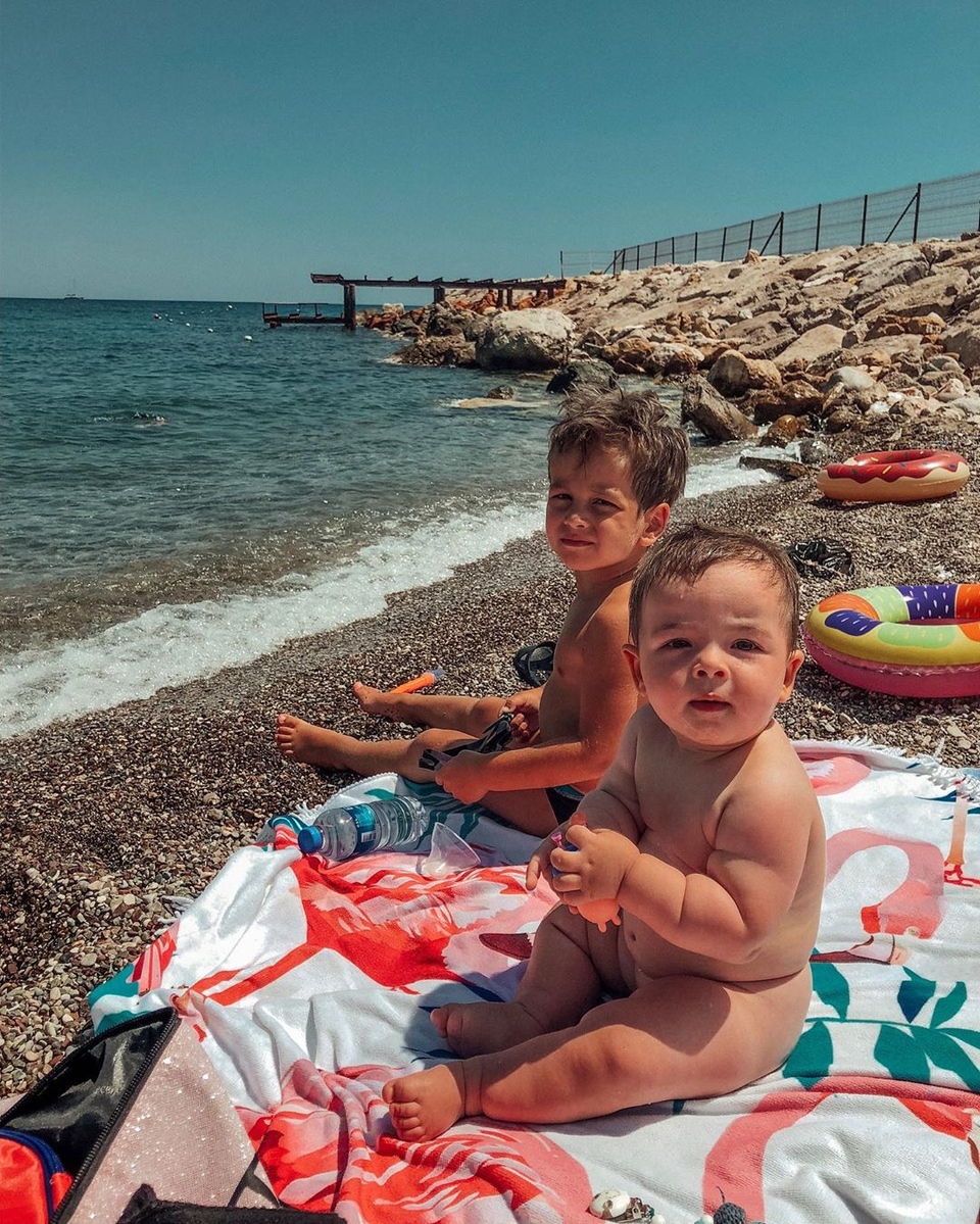 Младшие сыновья Салибековых Эльдар и Баграт в восторге от каникул, которые им устроили родители Фото: «Инстаграм»  