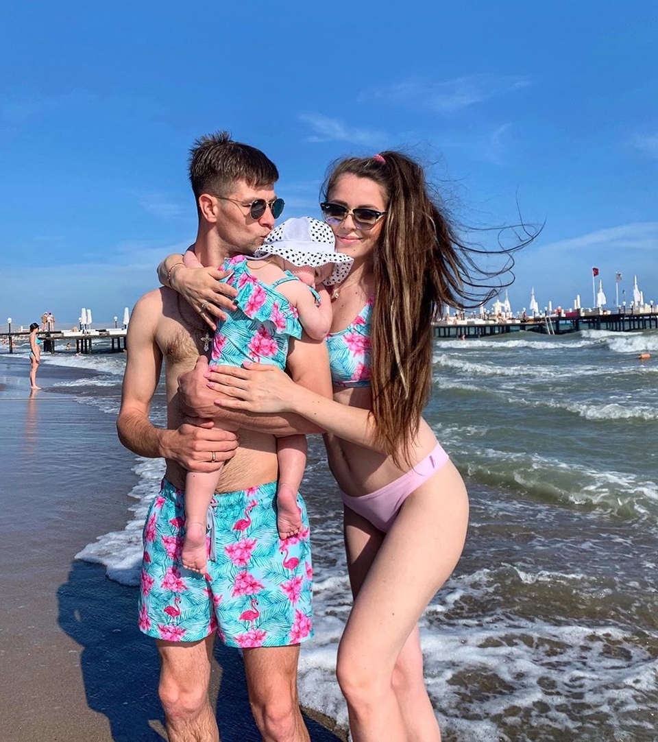 Оля заранее позаботилась о том, чтобы её семья на пляже выглядела стильно Фото: «Инстаграм»  