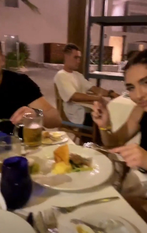 Арай показал видео, снятое во время ужина. В кадре — Таня и её парень Сергей ​Фото: «Инстаграм»  