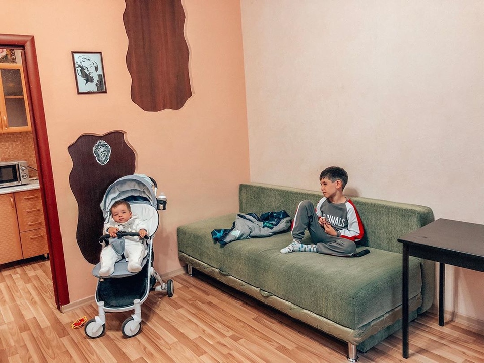 Дети Салибековых в их первой квартире, которая достанется Ролану ​Фото: «Инстаграм» 