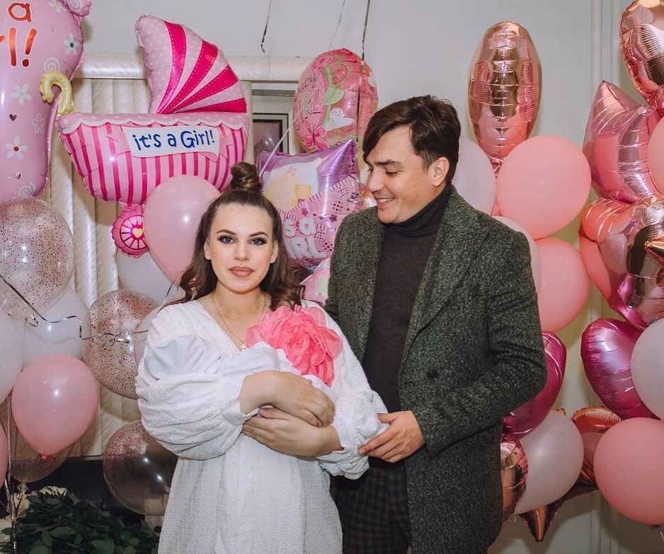 Саша Артёмова и Евгений Кузин с новорождённой дочкой на выписке из клиники ​Фото: «Инстаграм»  