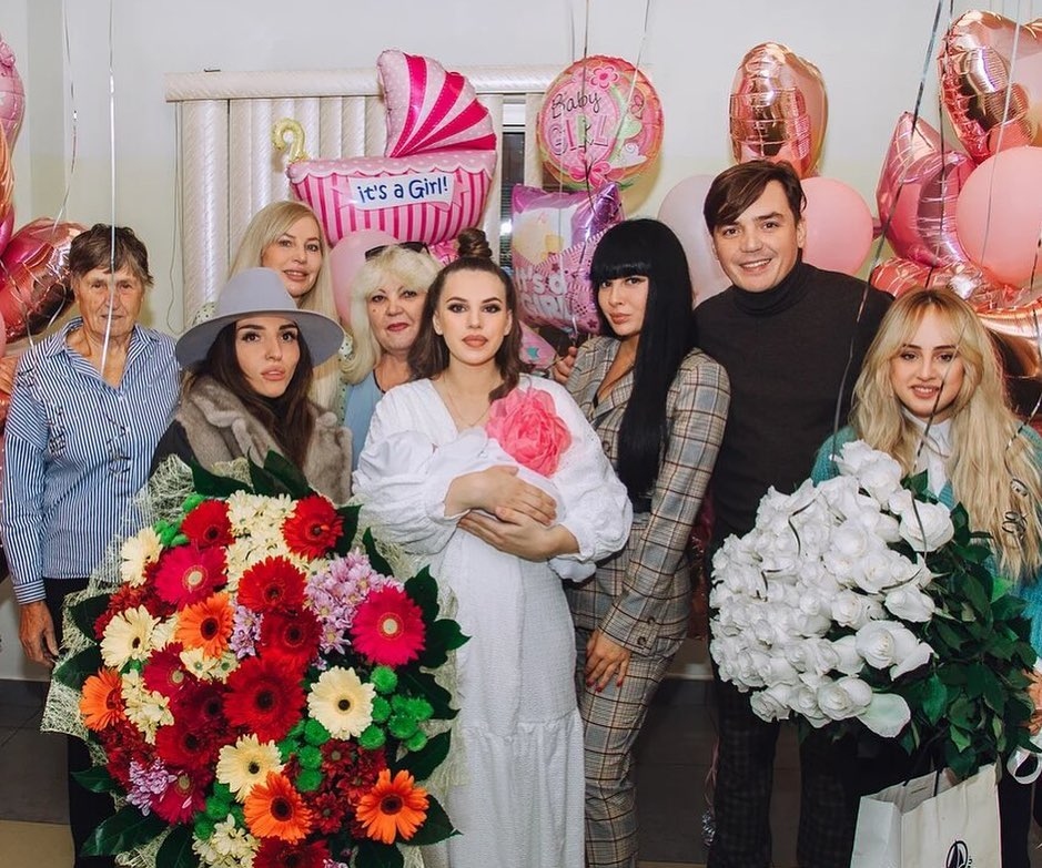 Саша Артёмова и Женя Кузин с дочкой и их друзья и близкие на выписке из роддома ​Фото: «Инстаграм»  