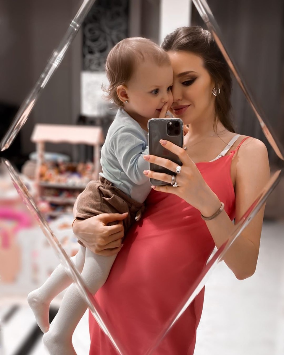 Беременная Костенко не боится носить дочь на руках Фото: «Инстаграм» 