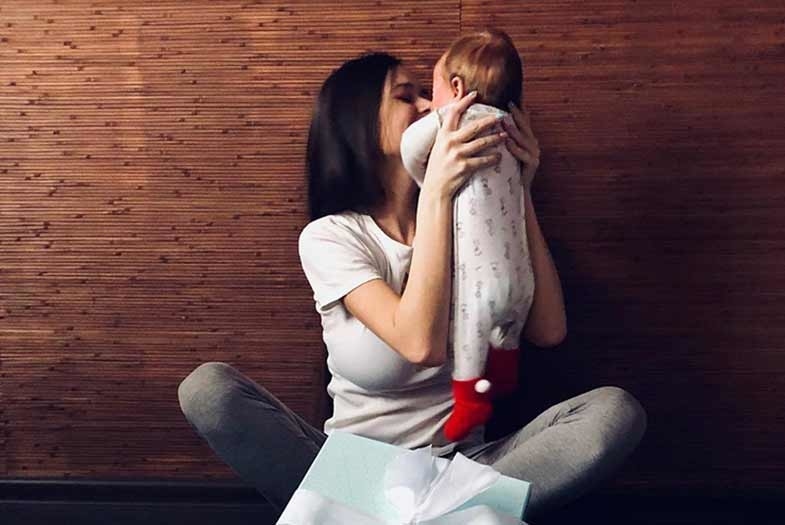 Это фото с сыном Яна опубликовала через два месяца после его рождения. Уже тогда было понятно, что малыш похож не на маму ​Фото: «Инстаграм»  