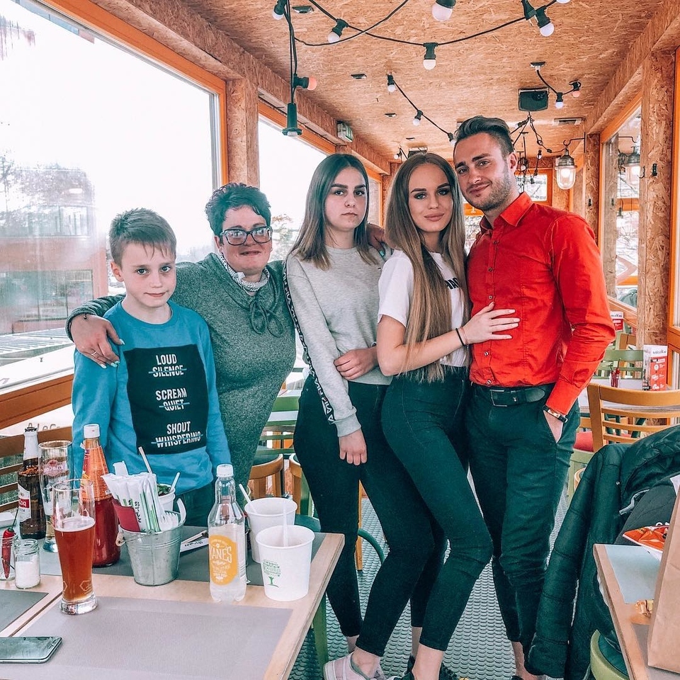 Милена с сестрой и братом проодлжают поддерживать связь с мамой Фото: «Инстаграм»