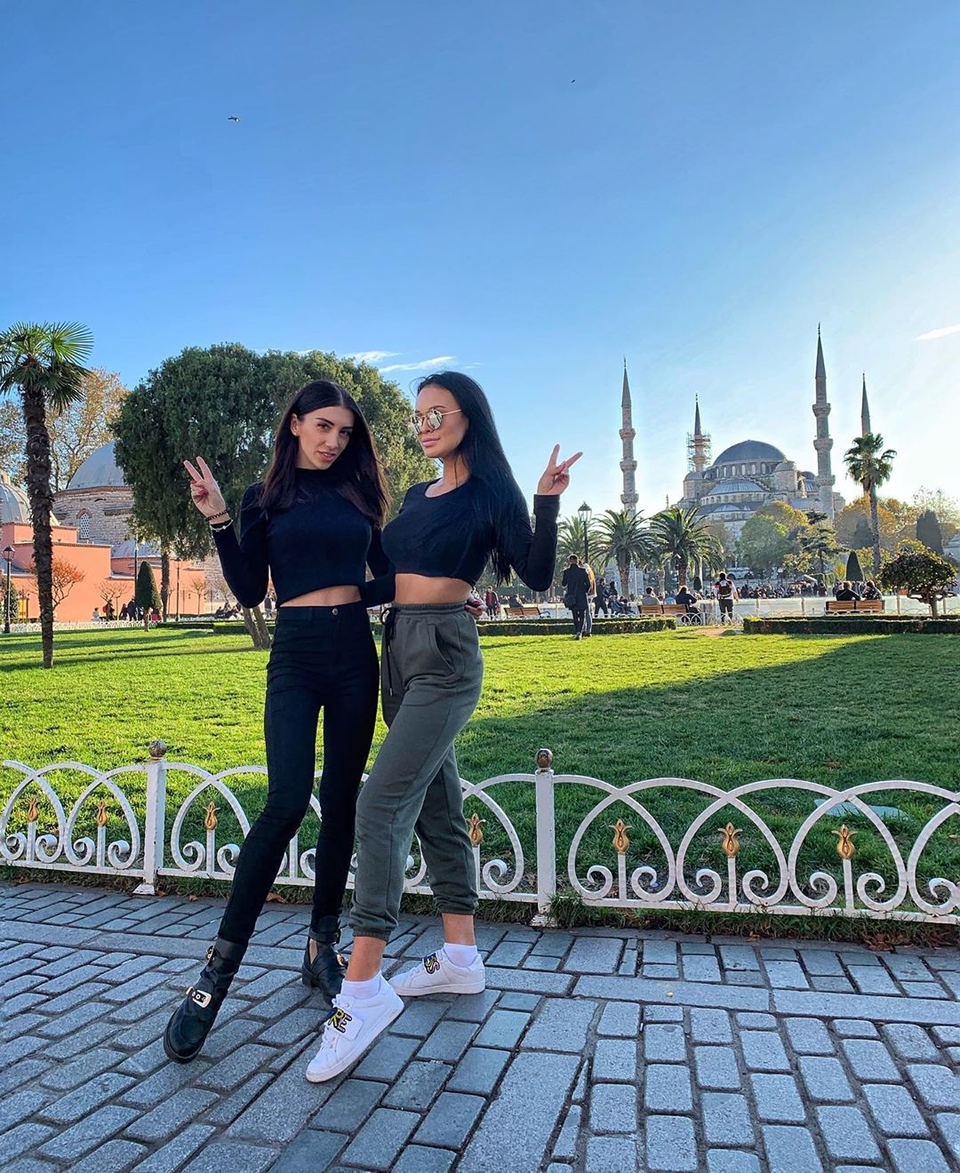 Дана с подругой на площади Султан Ахмед&nbsp;в Стамбуле. За спиной у девушек знаменитая Голубая мечеть Фото: «Инстаграм»  