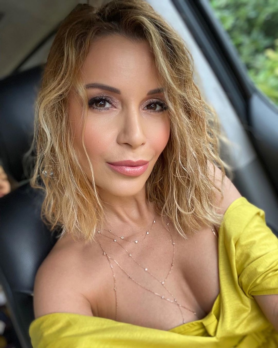 Ведущая «ДОМа-2» хвастается телом на пляже. 