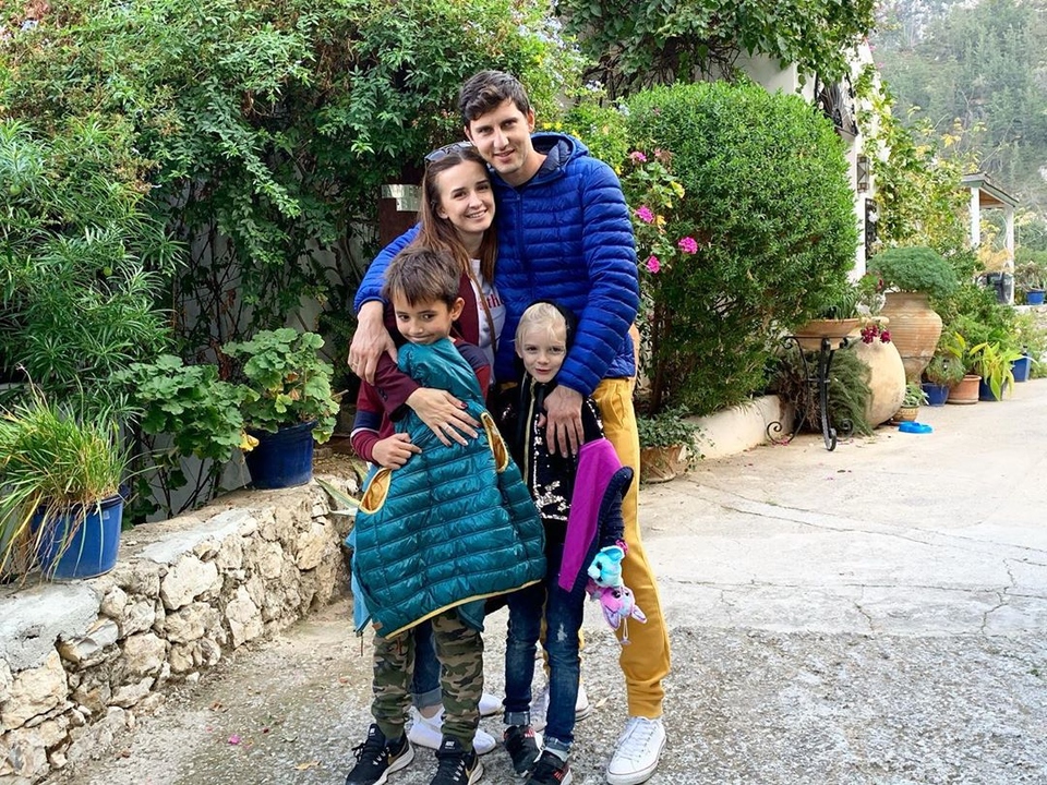Рита и Павел Марсо с детьми во дворе своего дома на Кипре ​Фото: «Инстаграм»  
