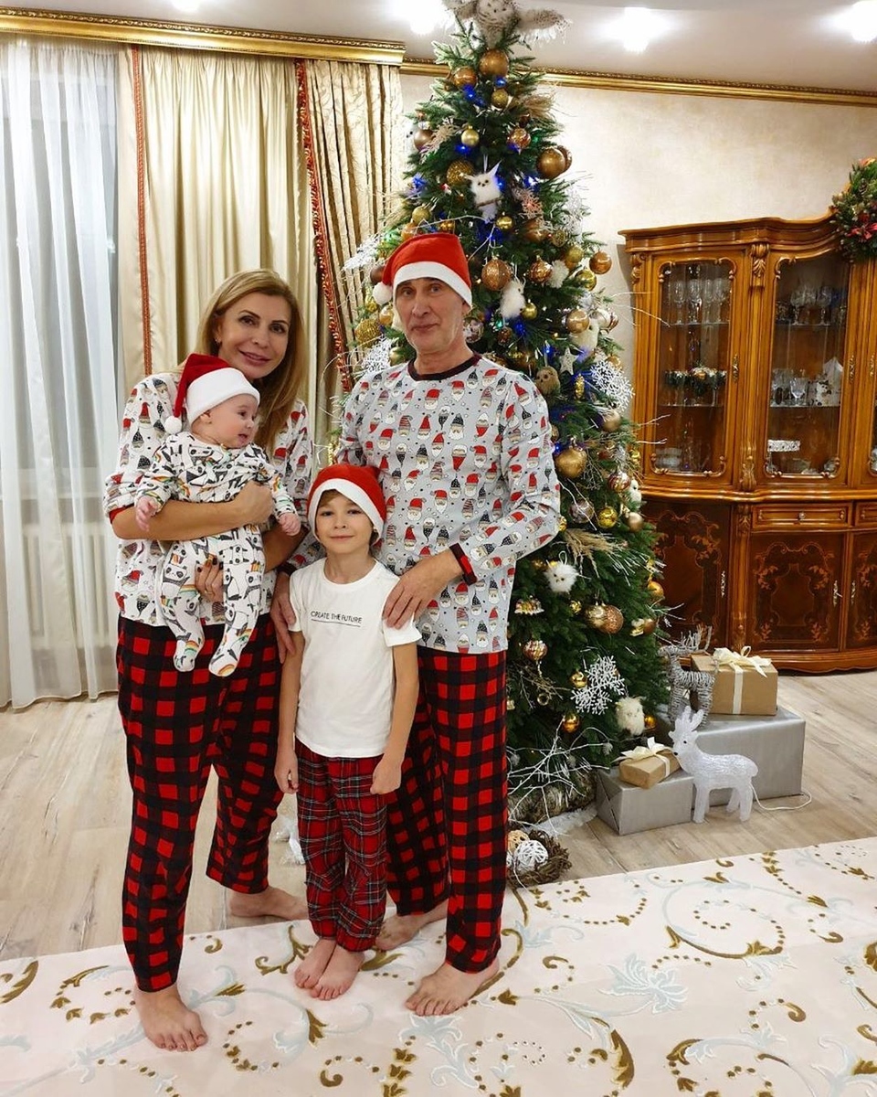 Ирина и Юрий Агибаловы нарядились в новогодние пижамы&nbsp; Фото: «Инстаграм»