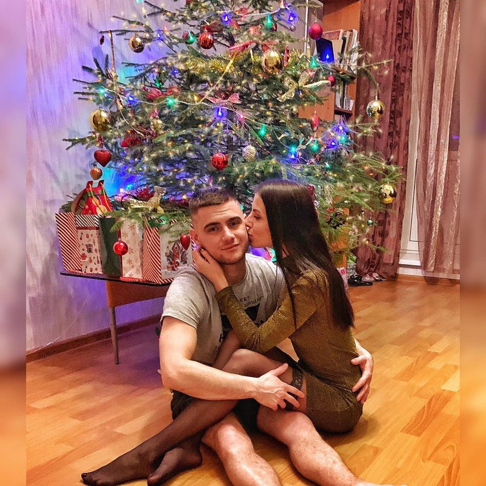 Оля наслаждается новогодним настроением вместе с мужем ​Фото: «Инстаграм» 